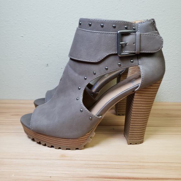 Report Women's Size 8.5 Open Toe Platform Stack Heels Taupe Studded‎ Bohemian - Picture 1 of 11